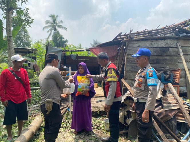 
 Polres Banyuasin Turun Tangan Beri Bantuan Sembako serta Perbaiki Rumah Korban di Talang Kelapa