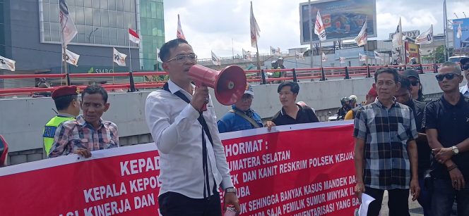
 Pose RI Lakukan Aksi Demo Desak Polda Sumsel untuk Segera Copot Kapolsek dan kanit intel keluang