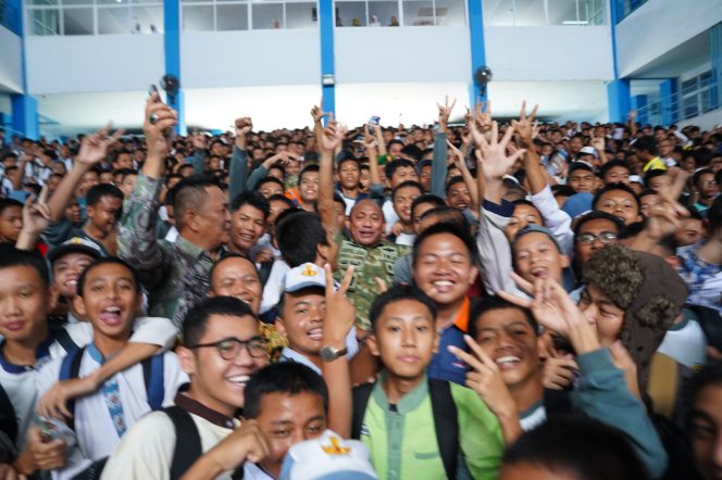 
 Letjen TNI Gabriel Lema Beri Pembekalan Wawasan Kebangsaan di SMKN 2 Palembang