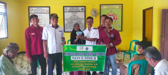 
 Pembagian BLT DD Bulan November Dilakukan Secara Door to Door kepada 11 KPM di Desa Marga Rahayu
