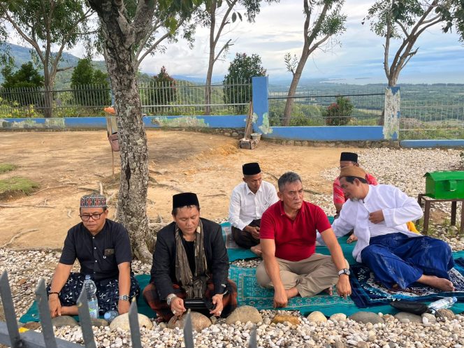 
 Menjulang di Atas Awan, 910 Anak Tangga Menuju Sunyi: Safari Kebangsaan Polda Sumut Ziarah ke Makam Syekh Papan Tinggi