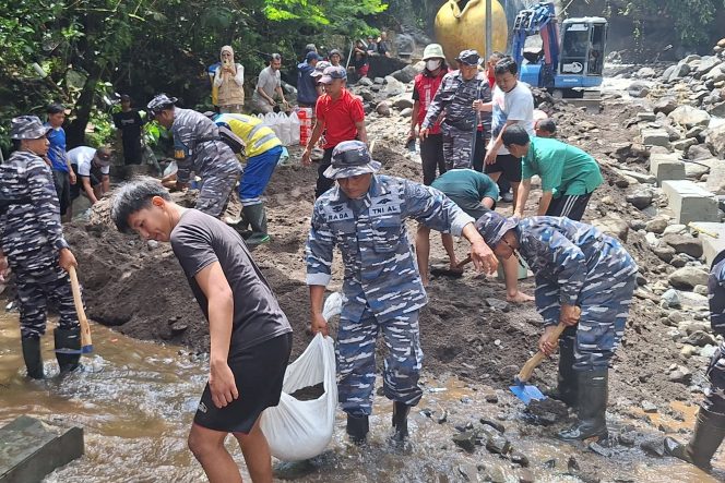 
 Gerak Cepat LANAL Tegal Bantu Penanggulangan Banjir Bandang di Kawasan Wisata Guci