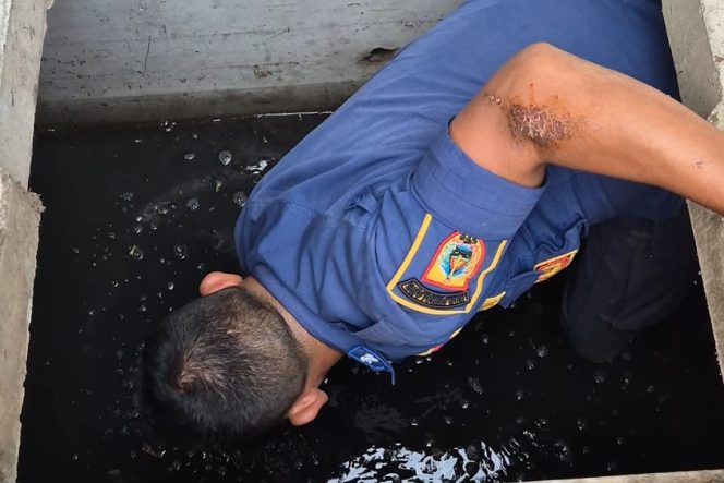 
 Kunci Motor Warga Kecemplung di Got Saluran Air, Lapor ke Damkar