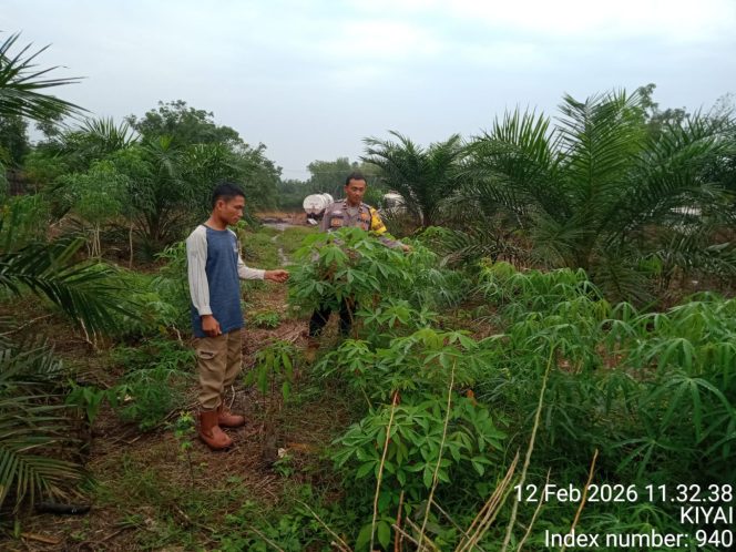 
 Bhabinkamtibmas Polsek Betung Dorong Warga Aktif Jaga Ketahanan Pangan Melalui Program P2B