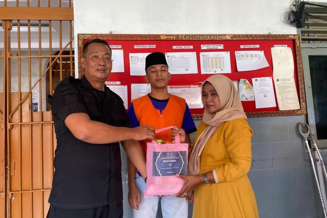 
 Wujudkan Kepedulian Sosial,Lapas Kendal Bagikan Bansos Untuk Masyarakat