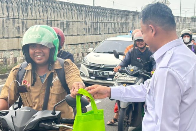 
 Hadirkan Kepedulian di Bulan Suci, Lapas Cipinang Tebar Takjil Untuk Pengendara