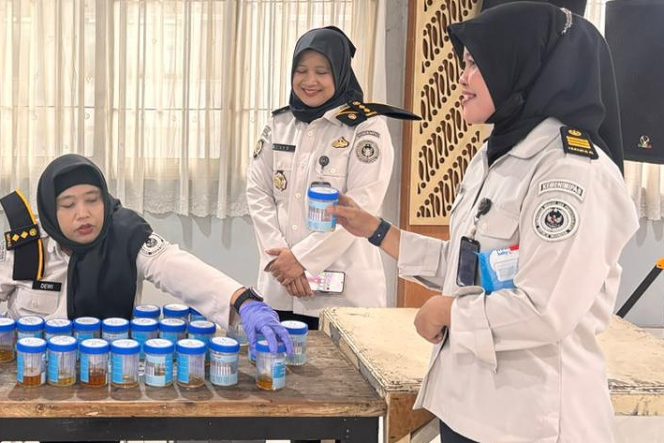 
 Lapas Cipinang Tegaskan Zero Halinar Melalui Tes Urine Massal Jelang HBP Ke -62