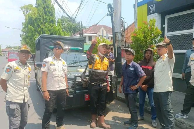 
 Bentangan Kabel WiFi Semrawut,Bahayakan Keselamatan Warga