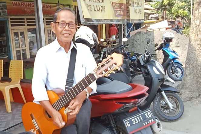 
 Kakek Yuyun Pengamen Legend Berpenampilan Ala Pegawai Kantoran