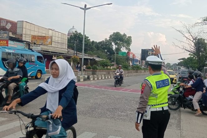 
 Pastikan Keselamatan Pengguna Jalan Personel Satlantas Polres Pemalang Siaga Pada Jalur Ramai Kendaraan
