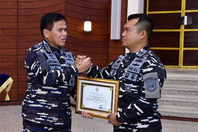 
 Berhasil Amankan Kedaulatan Perairan, Kolonel Laut Rizki Purnama Dapat Penghargaan Dari KASAL