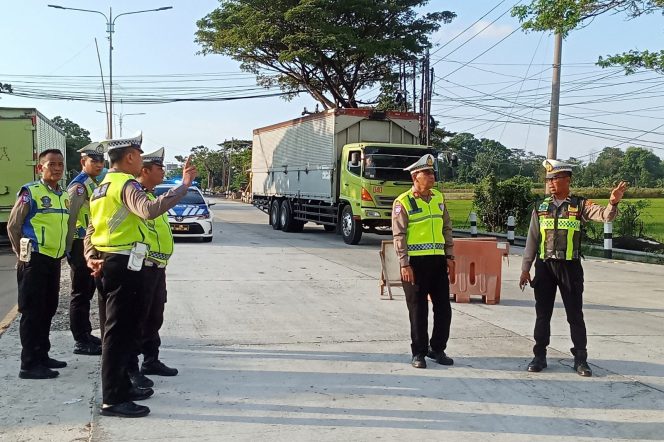 
 Pastikan Keselamatan Warga, Satlantas Polres Pemalang Arahkan Kendaraan Besar Masuk Lewat Tol