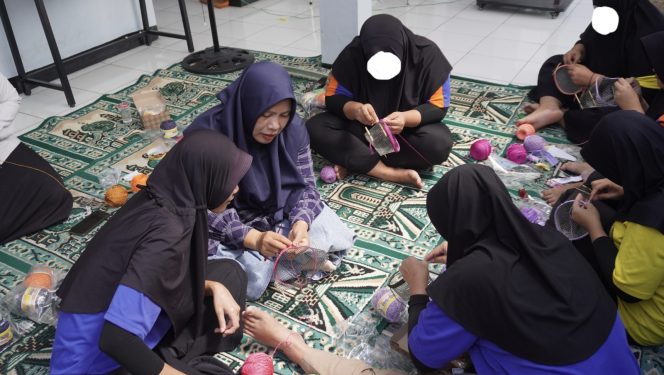 
 Merajut Dalam Keterbatasan