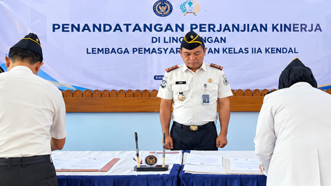 
 Lapas Kendal Teguhkan Komitmen Kinerja, Seluruh Pejabat Struktural Tanda Tangani Perjanjian Kinerja