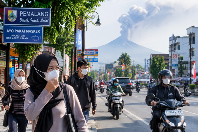 
 Dampak Paparan Abu Erupsi Vulkanik Gunung Anak Krakatau,BPBD Pemalang Imbau Warga Gunakan Masker